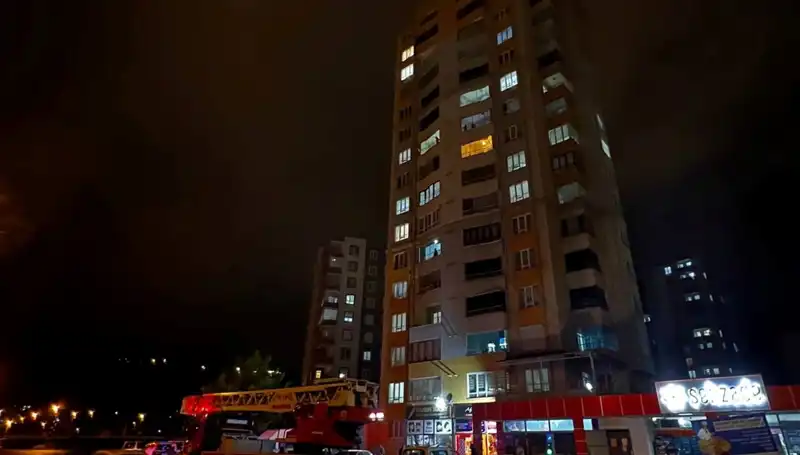 Apartmanın Çatısına Yıldırım Düştü: Olay Anı ve Sonrası
