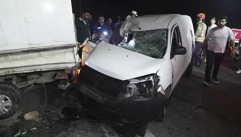 İstanbul’da Feci Kaza: Üç Yaralı, Olay Yerinde Şok!
