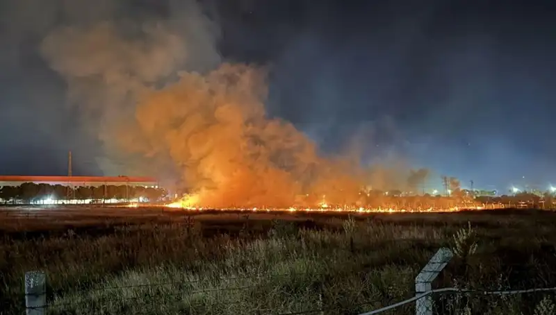 İzmir Gece Yarısı Alevlere Teslim Oldu: Yangın Paniği Sokakları Sardı