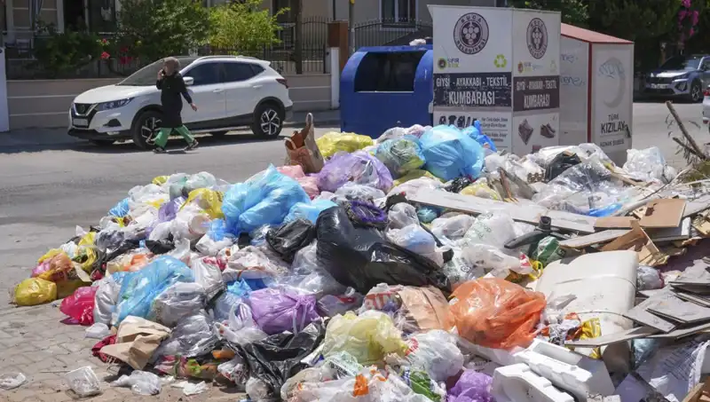 İzmir'de Çöp Yığınları Sorun Olmaya Devam Ediyor: Çözüm Bekleniyor