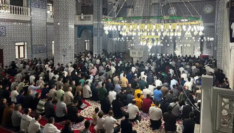 Iğdır'da İlk Bayram Namazı Coşkuyla Kılındı: Dini Birlikteliğin Gücü